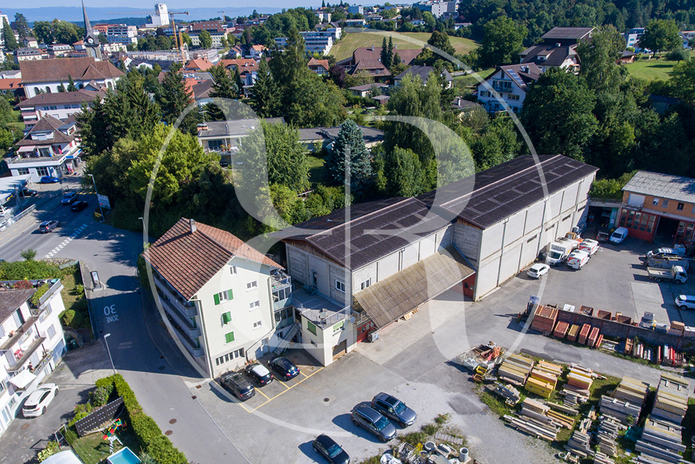 Lagerhalle und Wohnhaus Düdingen